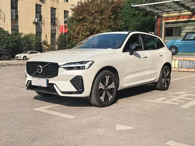 VOLVO XC60 2023