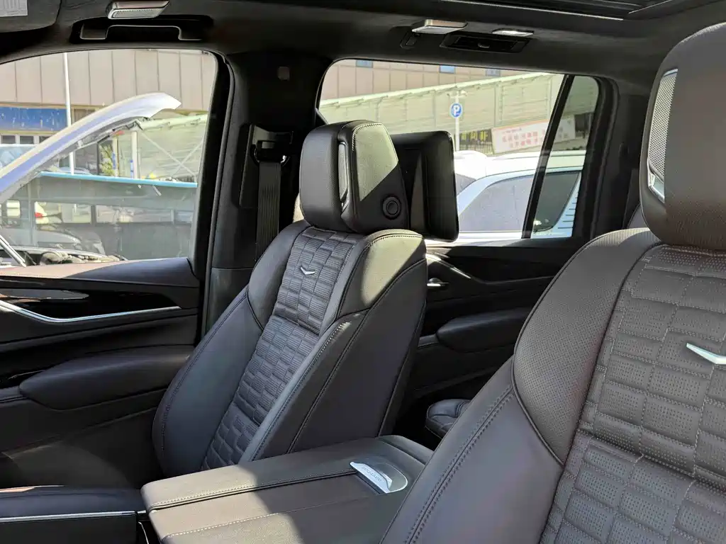 Cadillac Escalade — миниатюра 16