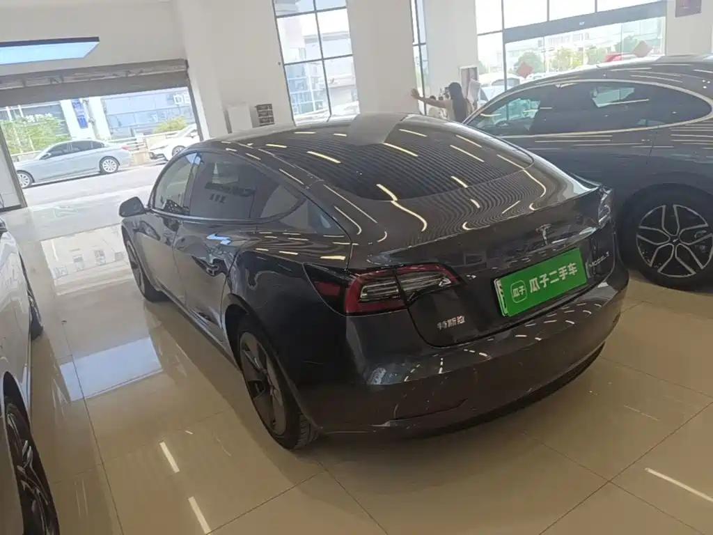 Tesla Model 3 — миниатюра 5