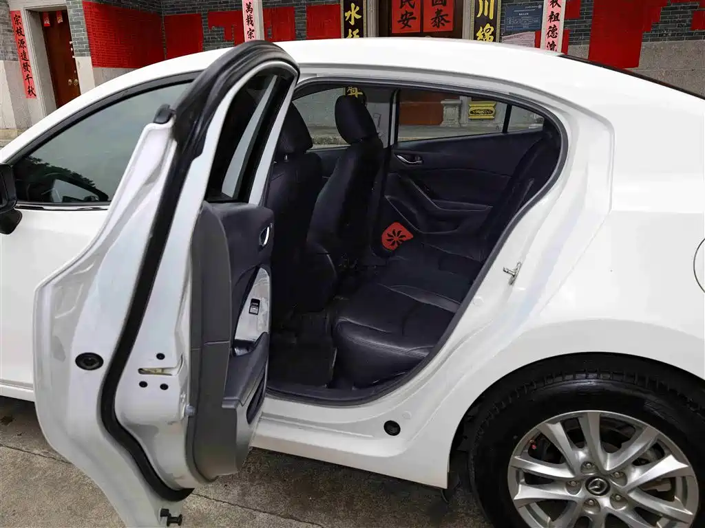 Mazda Mazda3 3 2017 1.5L AT Luxury V