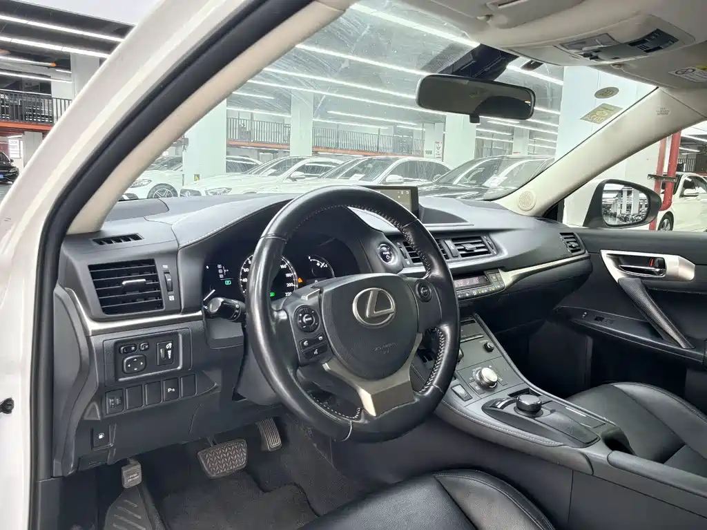 Lexus CT — миниатюра 5