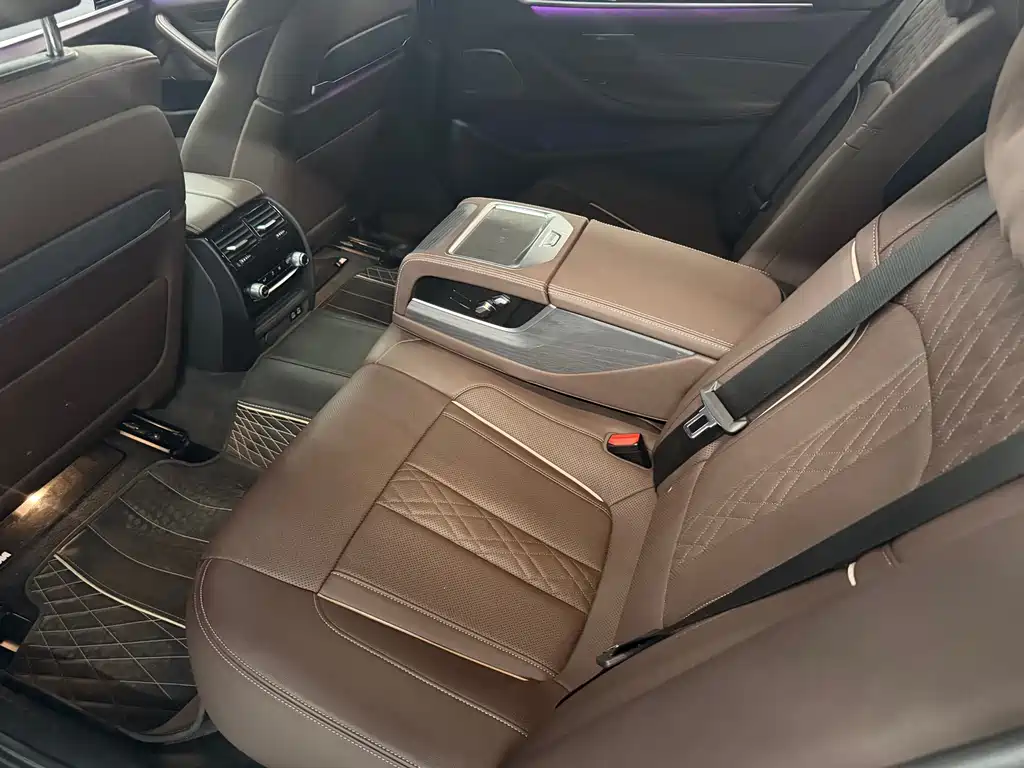 BMW 5 Series — миниатюра 8