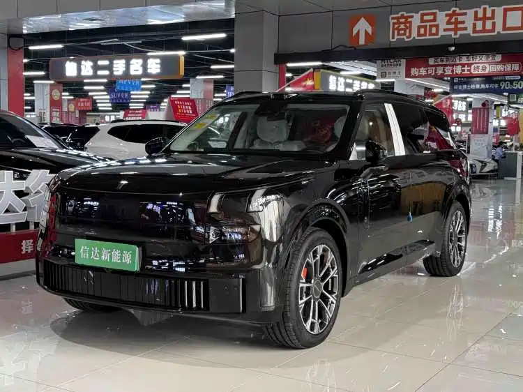 Lynk & Co 900