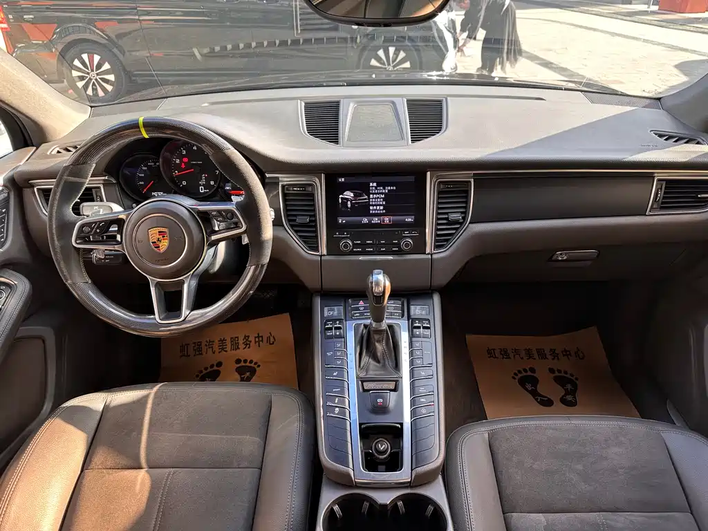 PORSCHE MACAN