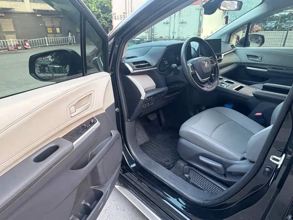 Toyota Granvia — миниатюра 3