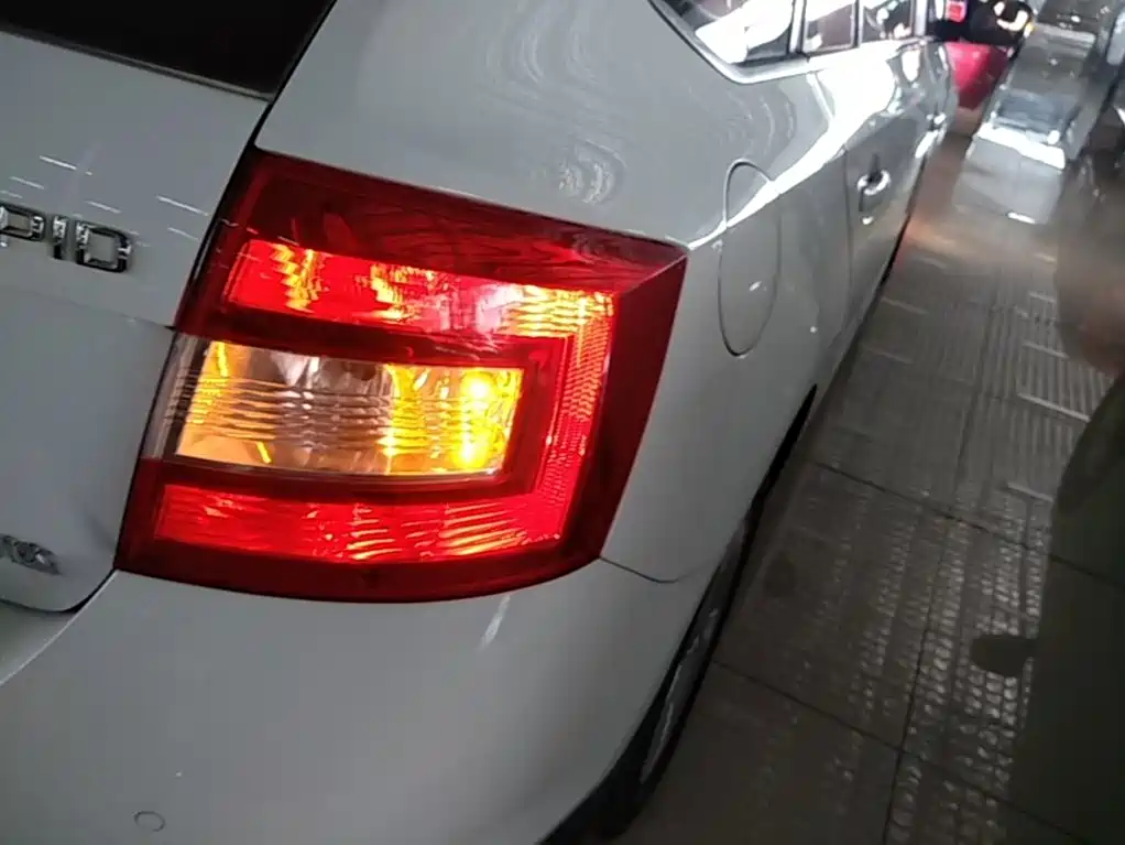 Skoda Rapid Spaceback — миниатюра 8