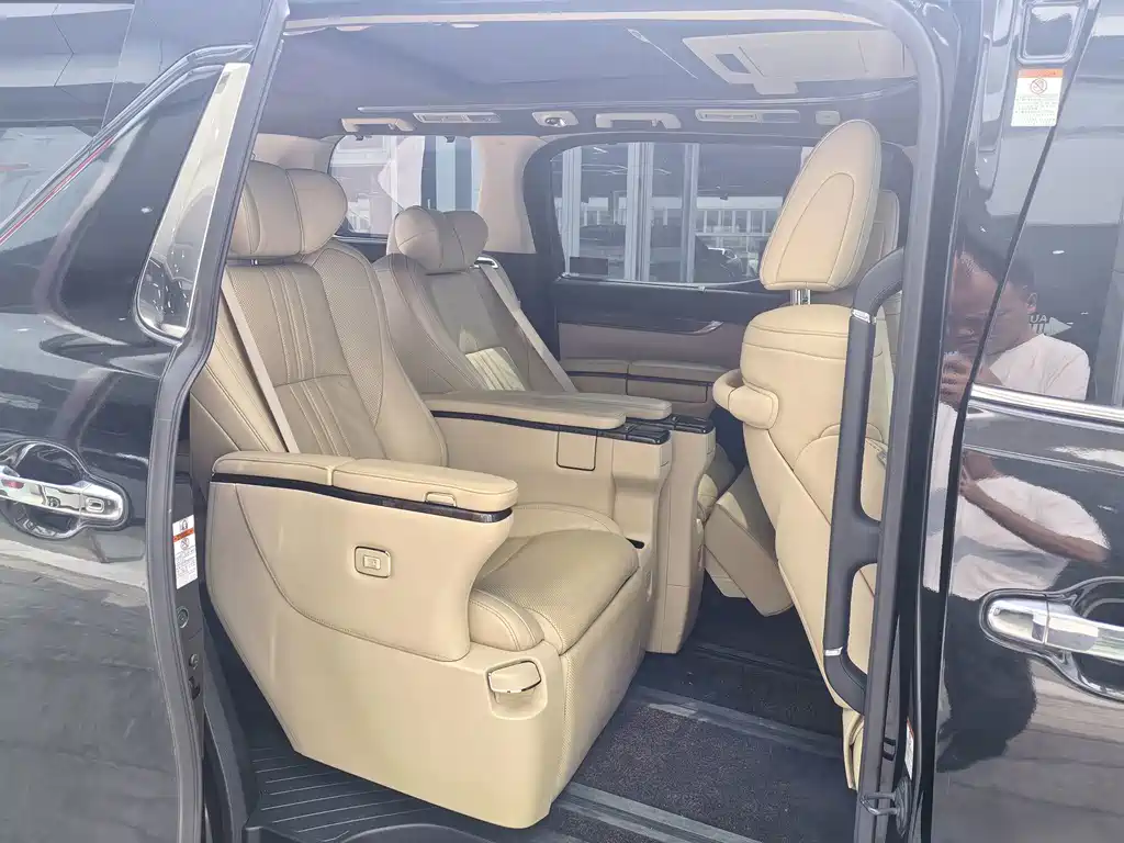 Toyota Alphard — миниатюра 8