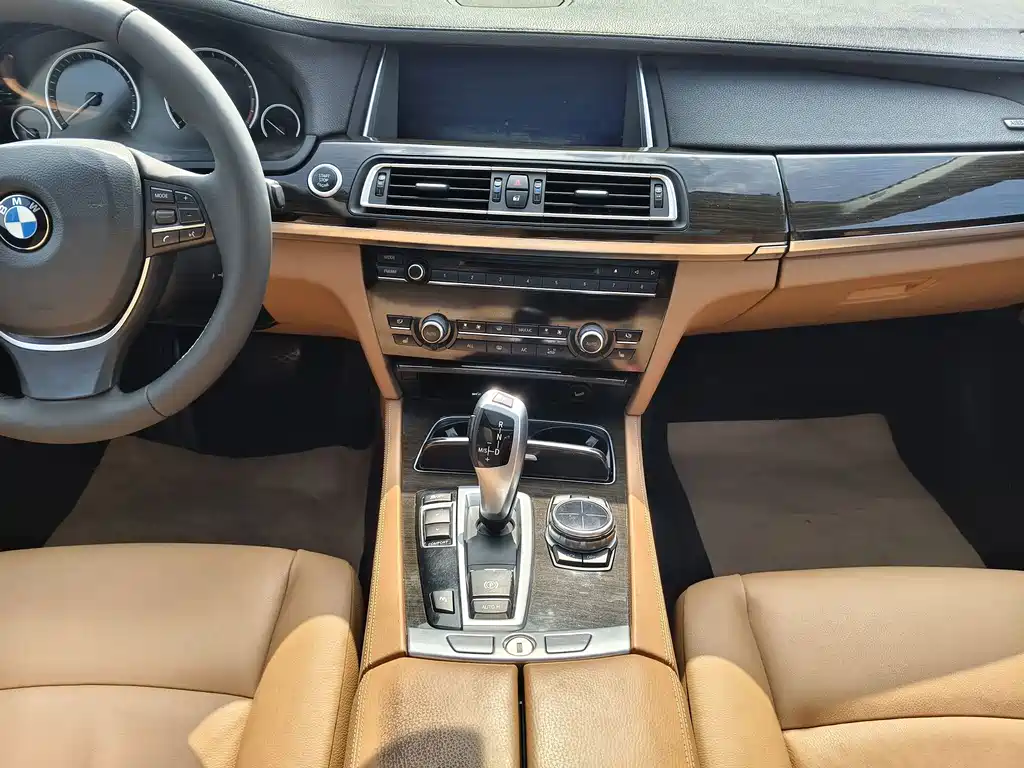 BMW 7 Series — миниатюра 14