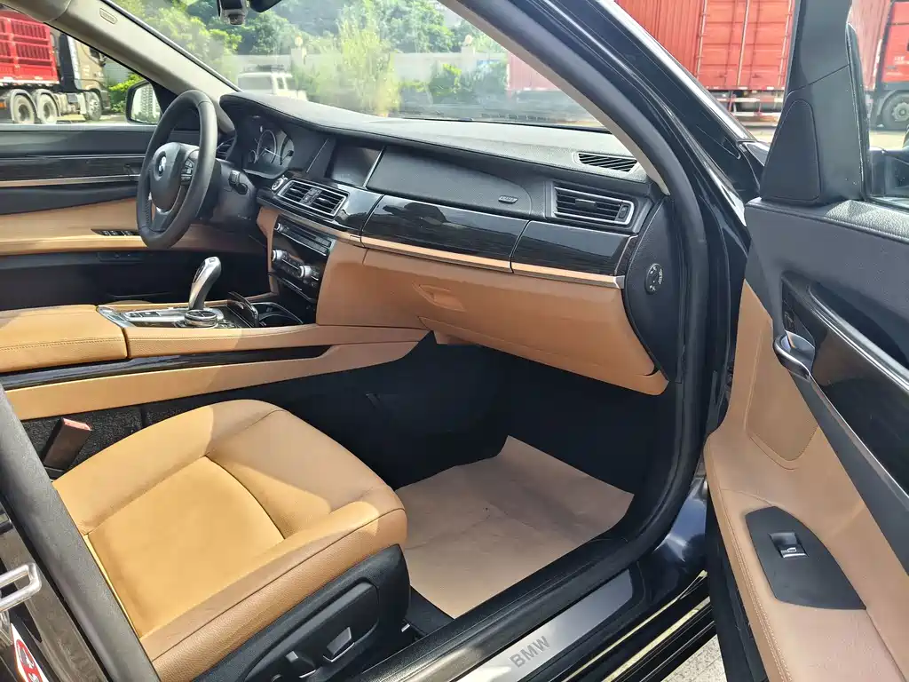 BMW 7 Series — миниатюра 9