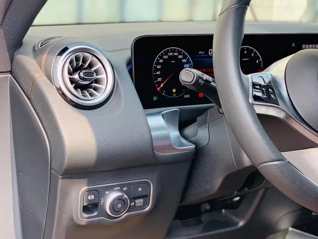 Mercedes-Benz GLB — миниатюра 12