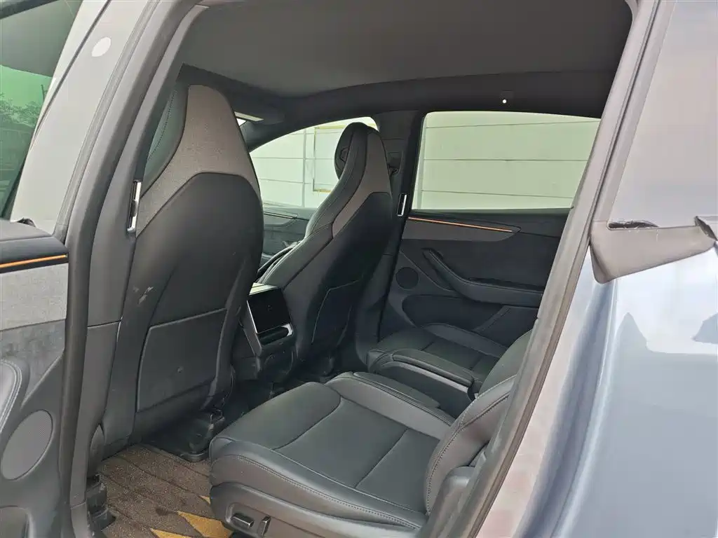 Tesla Model Y L — миниатюра 5