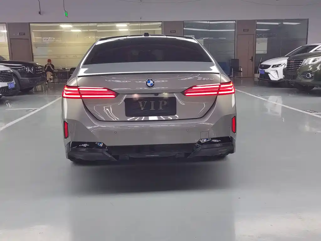 BMW 5 Series — миниатюра 17
