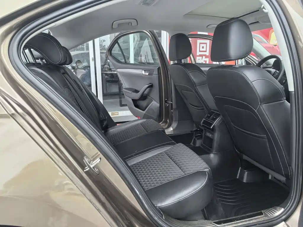 Skoda Superb — миниатюра 12