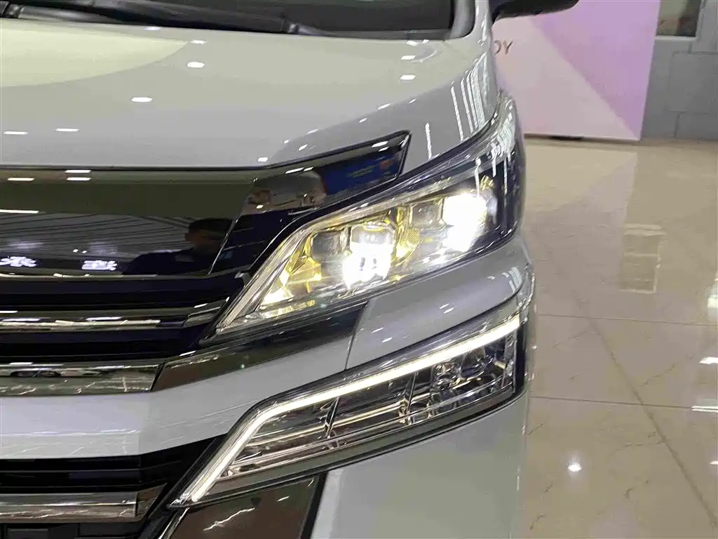 Toyota Vellfire — миниатюра 4