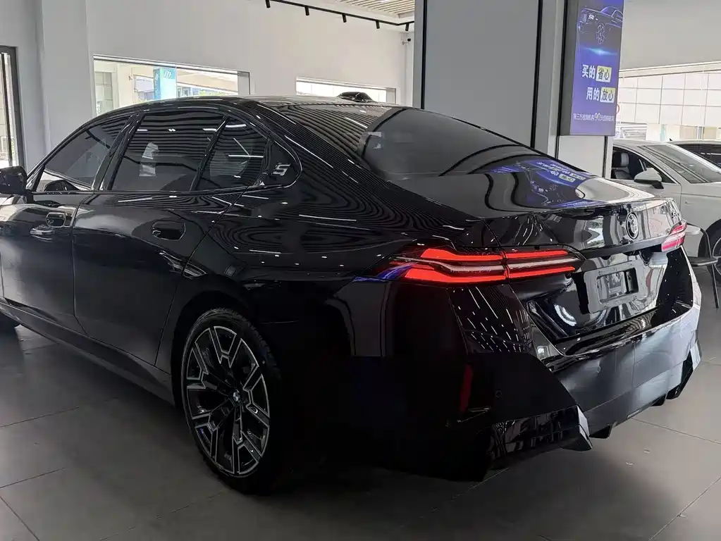 BMW 5 Series — миниатюра 4