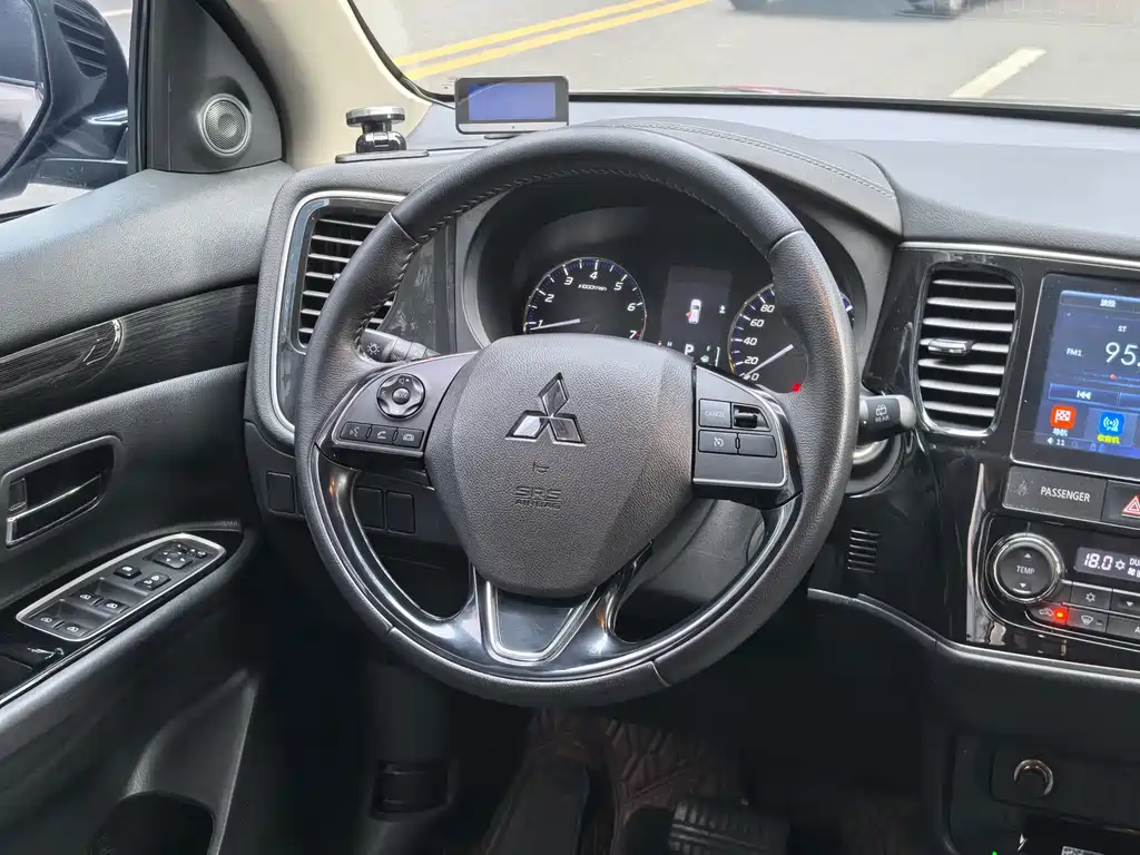 MITSUBISHI OUTLANDER