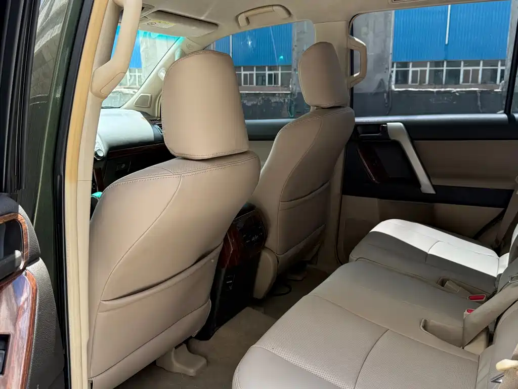 Toyota Land Cruiser Prado 2010 2.7L AT Luxury