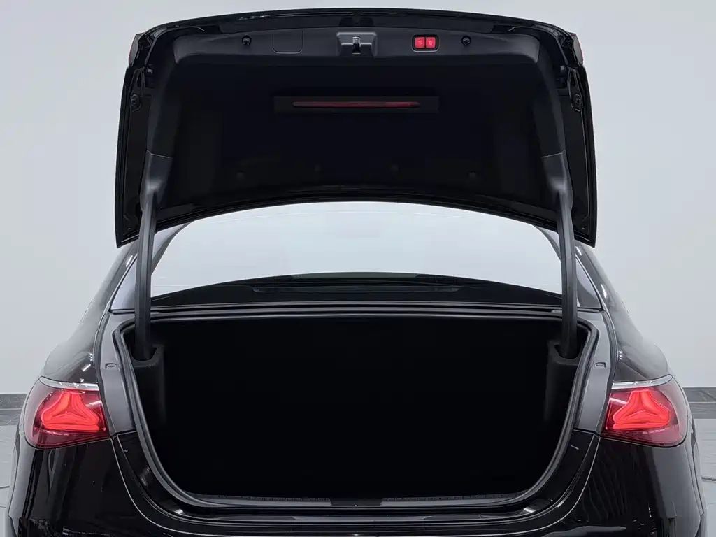 Mercedes-Benz E-Class — миниатюра 18