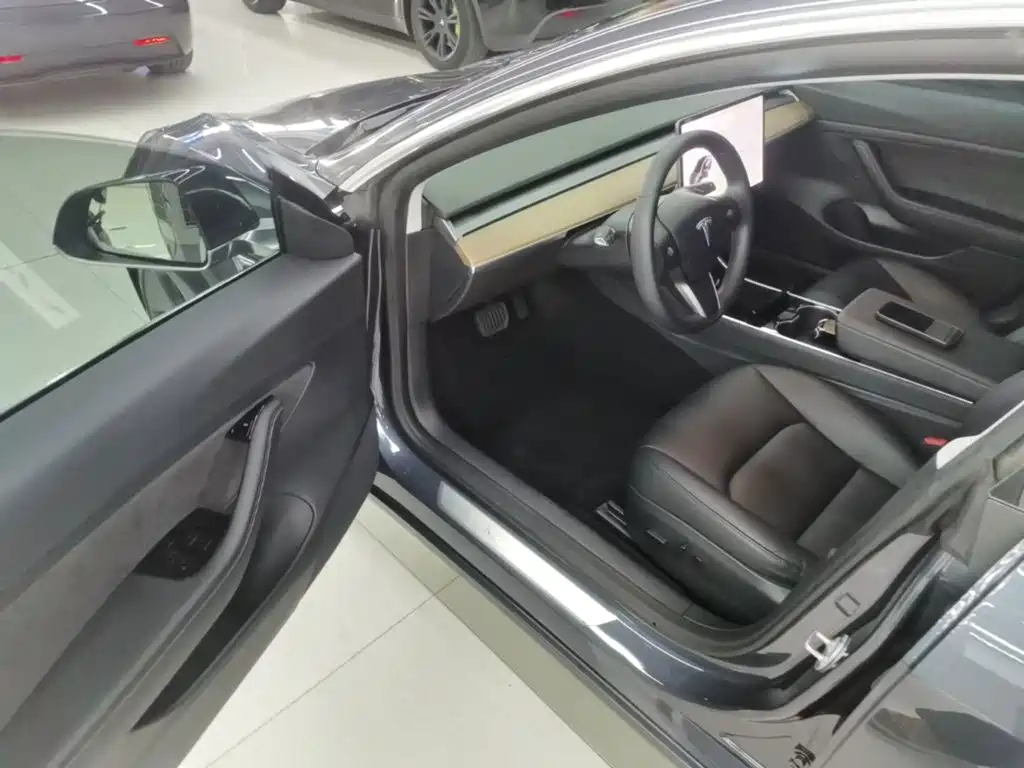 Tesla Model 3 — миниатюра 16