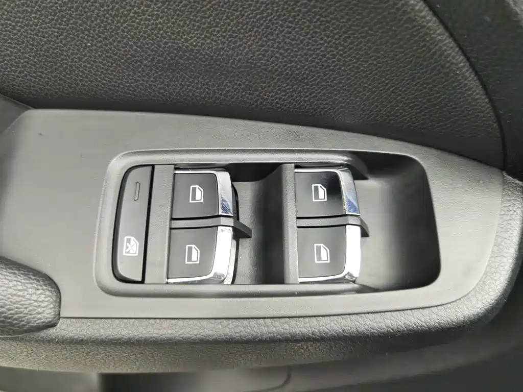 Roewe RX5 — миниатюра 9