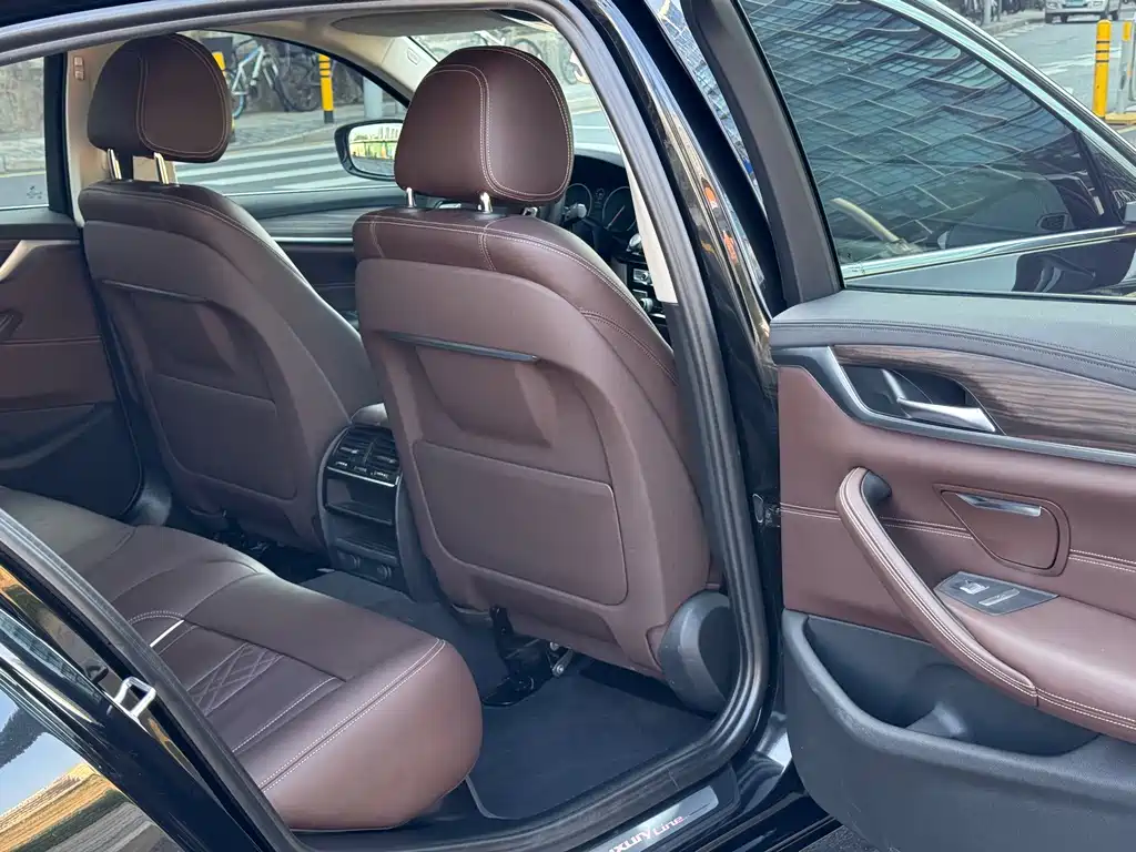BMW 5 Series — миниатюра 11