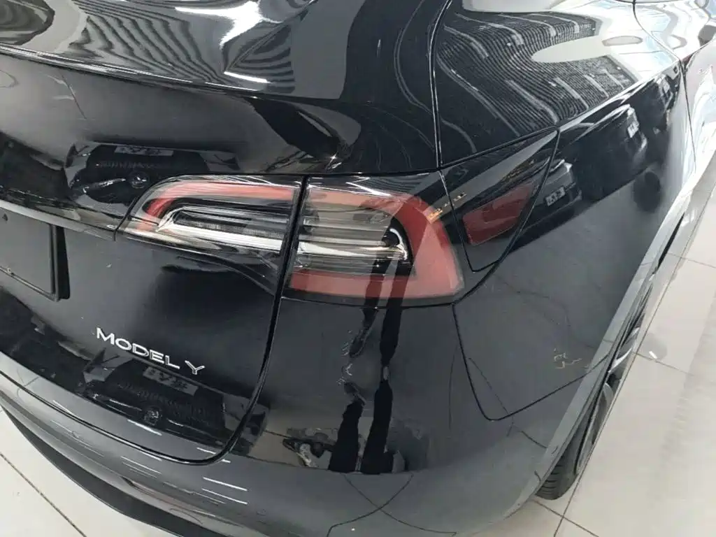 Tesla Model Y — миниатюра 8