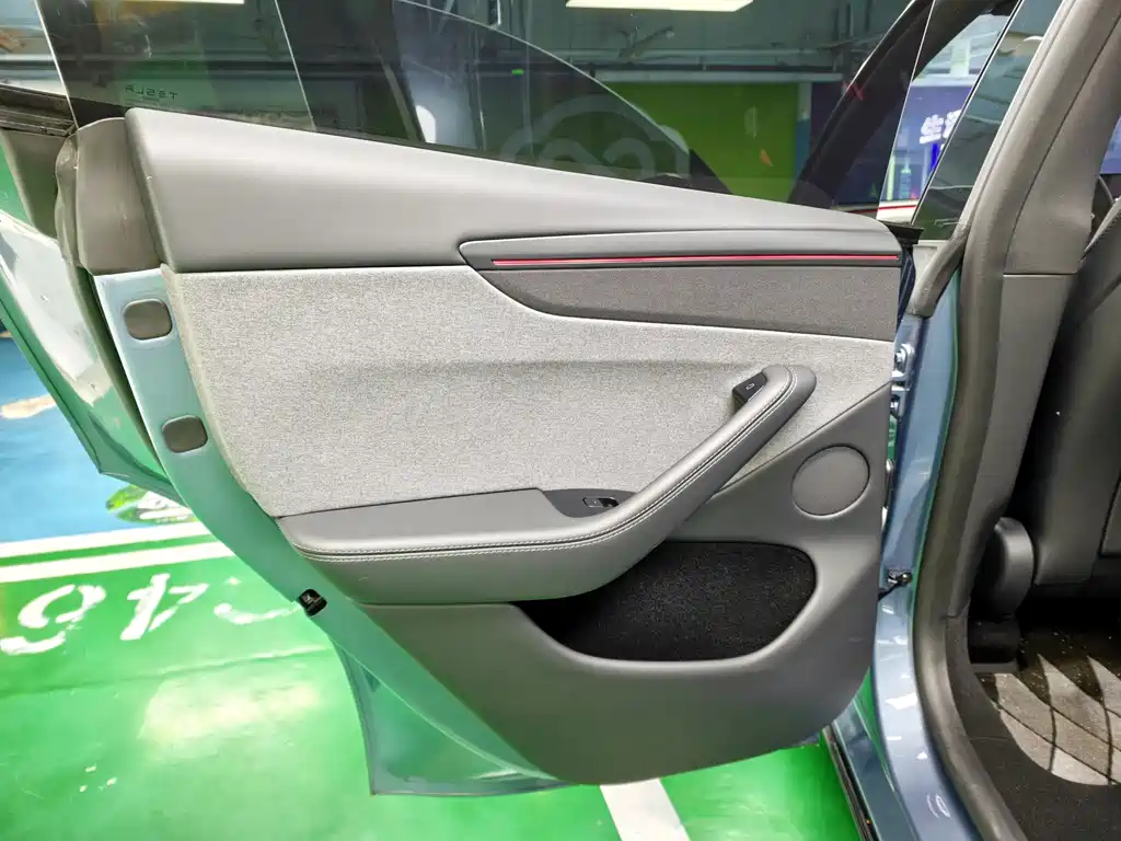 Tesla Model Y — миниатюра 13