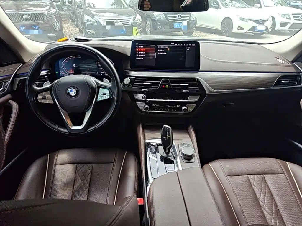 BMW 5 Series — миниатюра 10