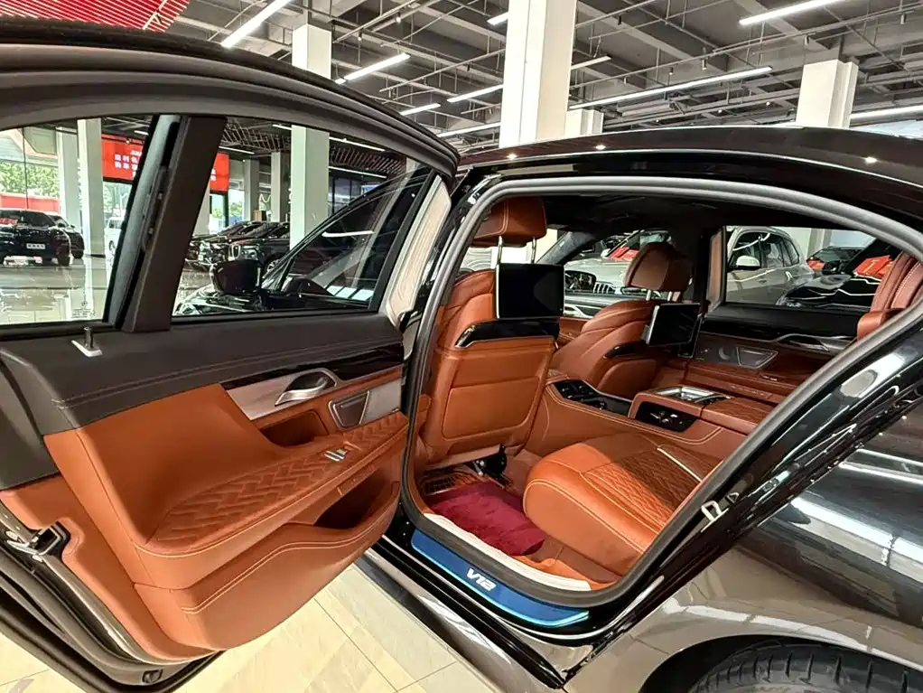 BMW 7 Series — миниатюра 28