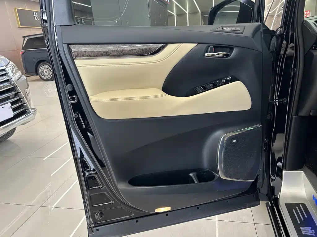 Toyota Vellfire — миниатюра 7
