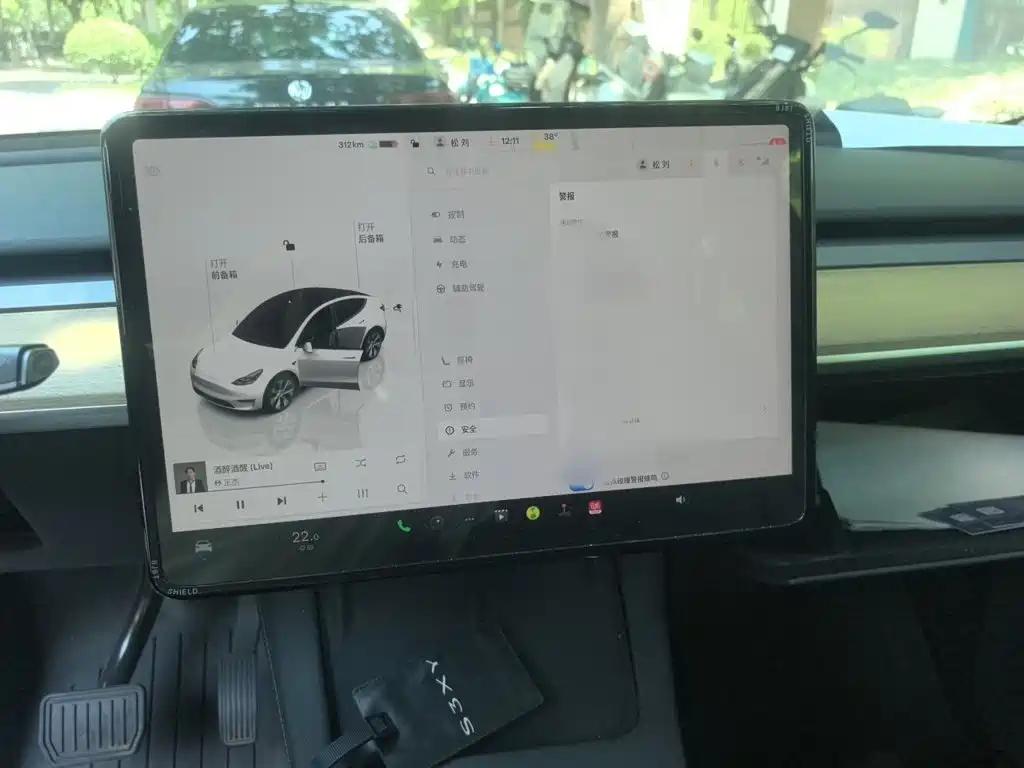 Tesla Model Y — миниатюра 6