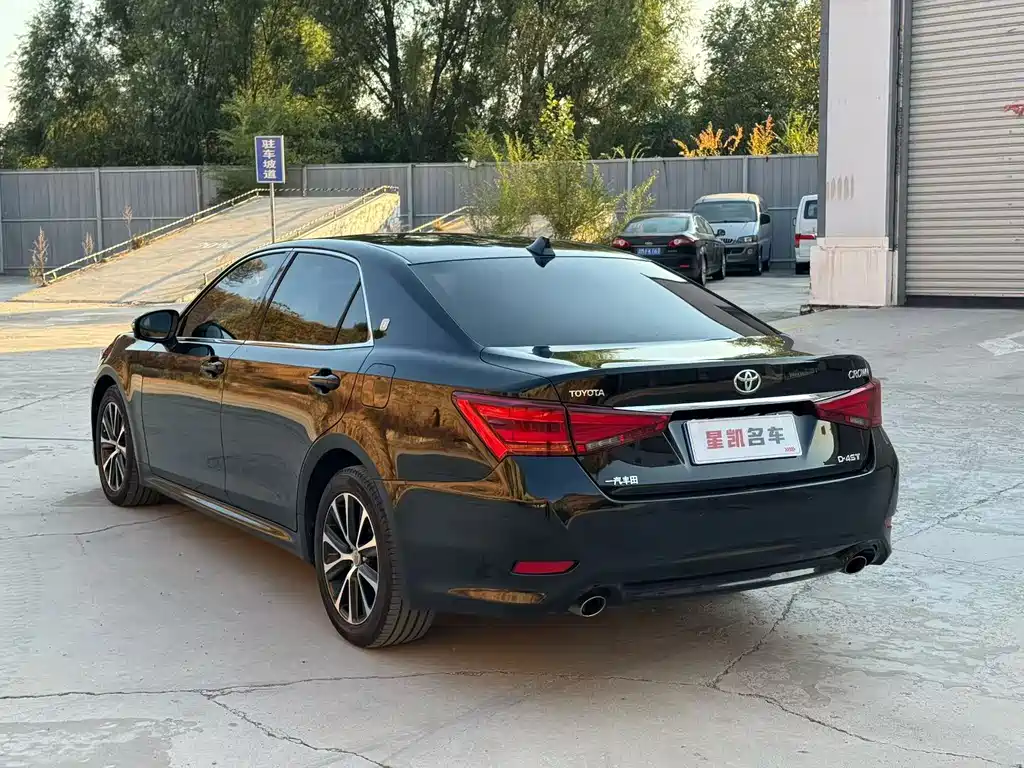 Toyota Crown — миниатюра 4
