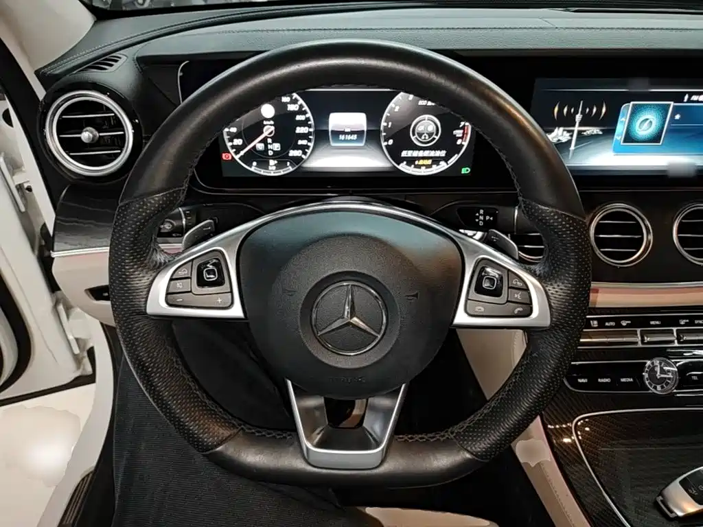Mercedes-Benz E-Class — миниатюра 11