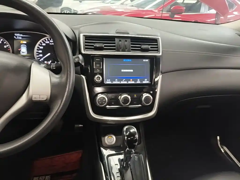 Nissan Tiida — миниатюра 13