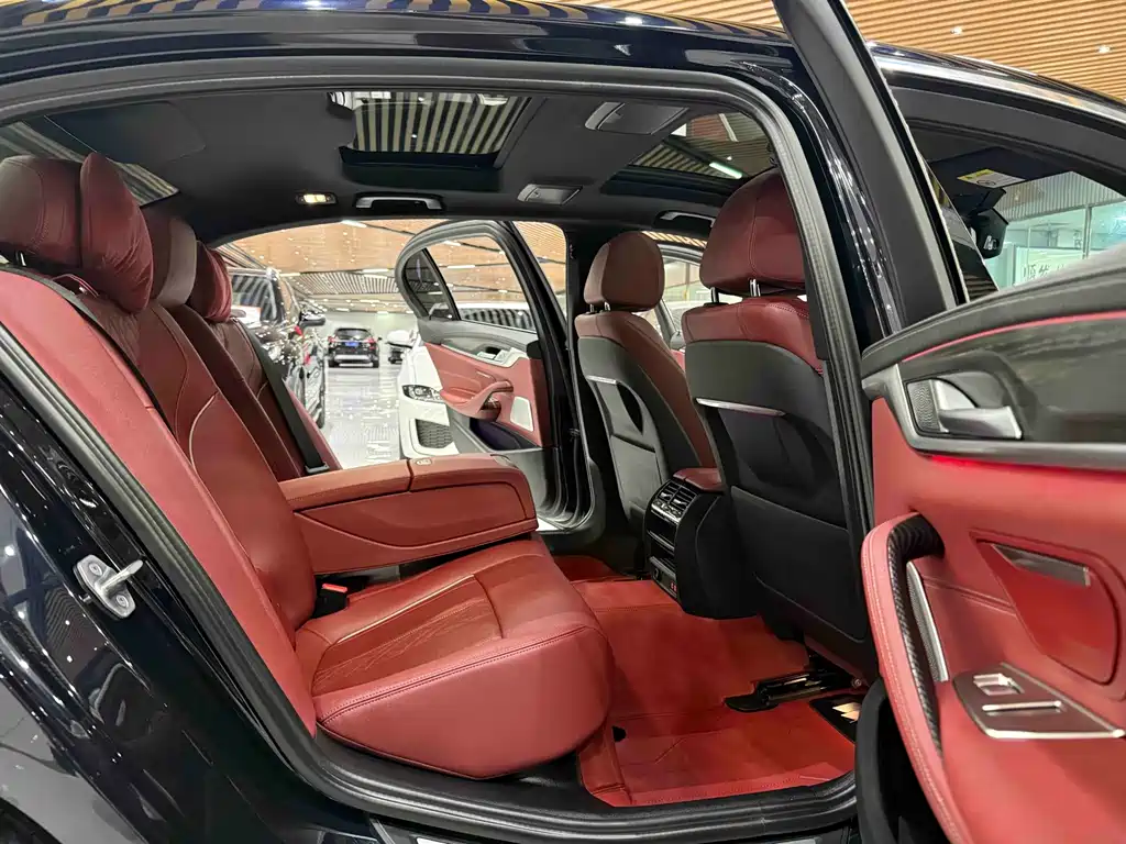 BMW 5 Series — миниатюра 11