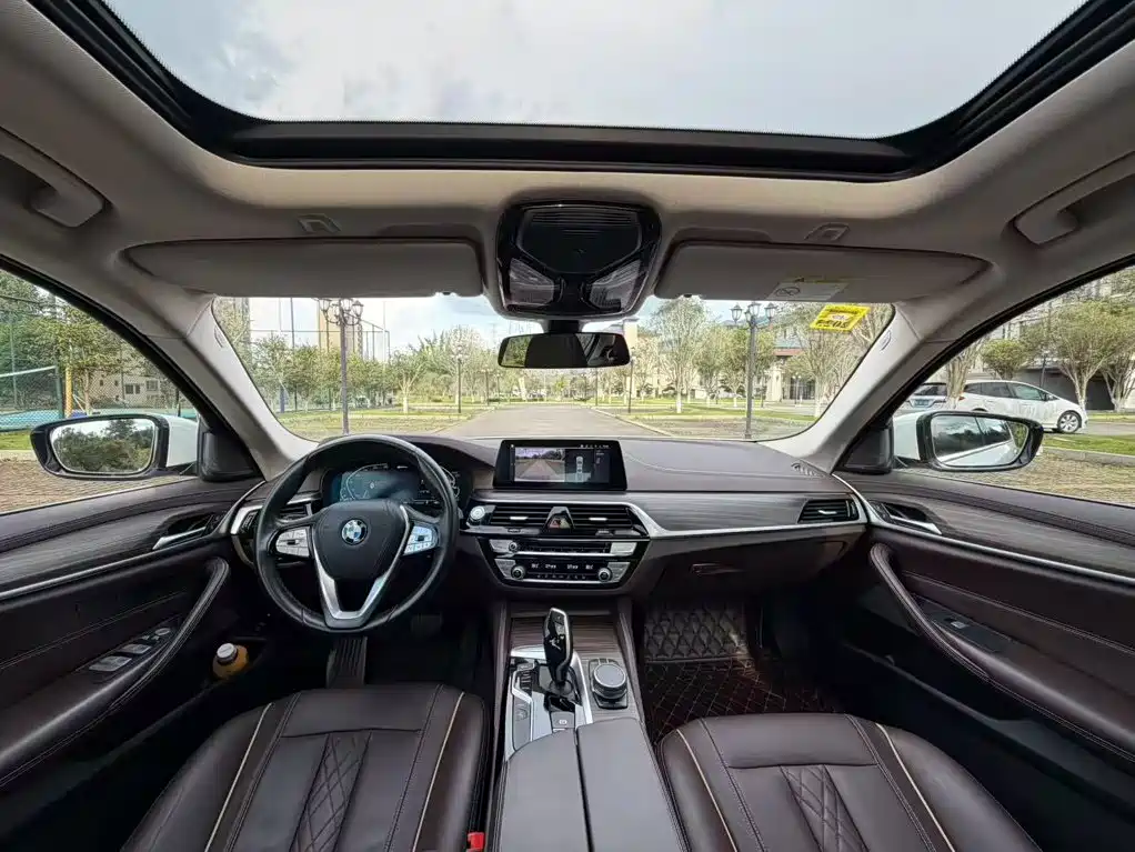 BMW 5 Series New Energy — миниатюра 10