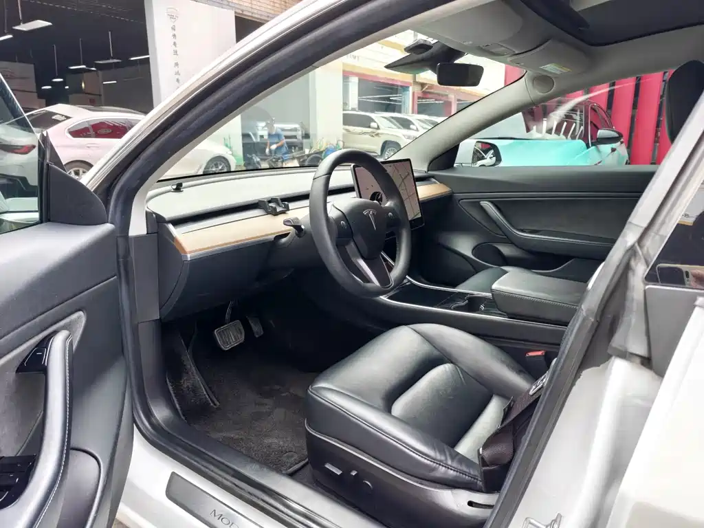 Tesla Model 3 — миниатюра 4