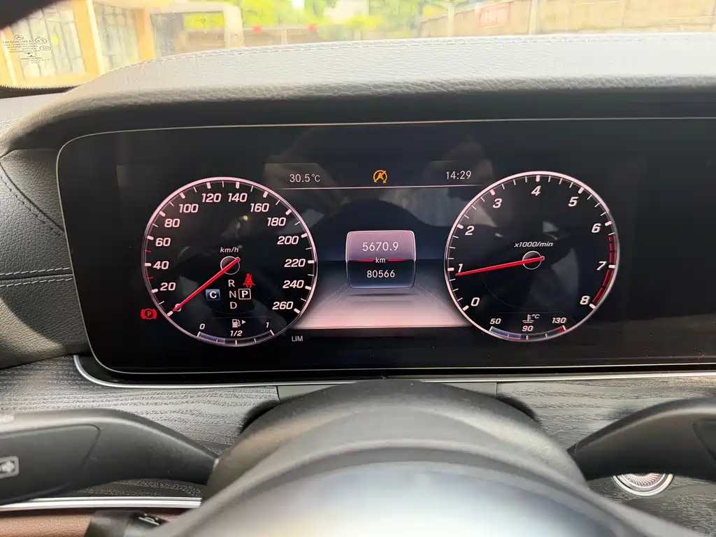 Mercedes-Benz E-Class — миниатюра 6