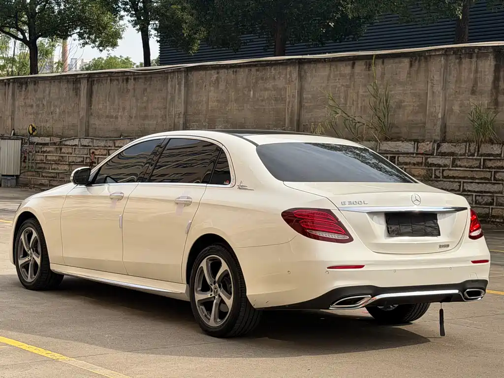 Mercedes-Benz E-Class — миниатюра 10