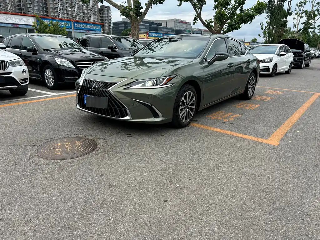 Lexus ES 2023