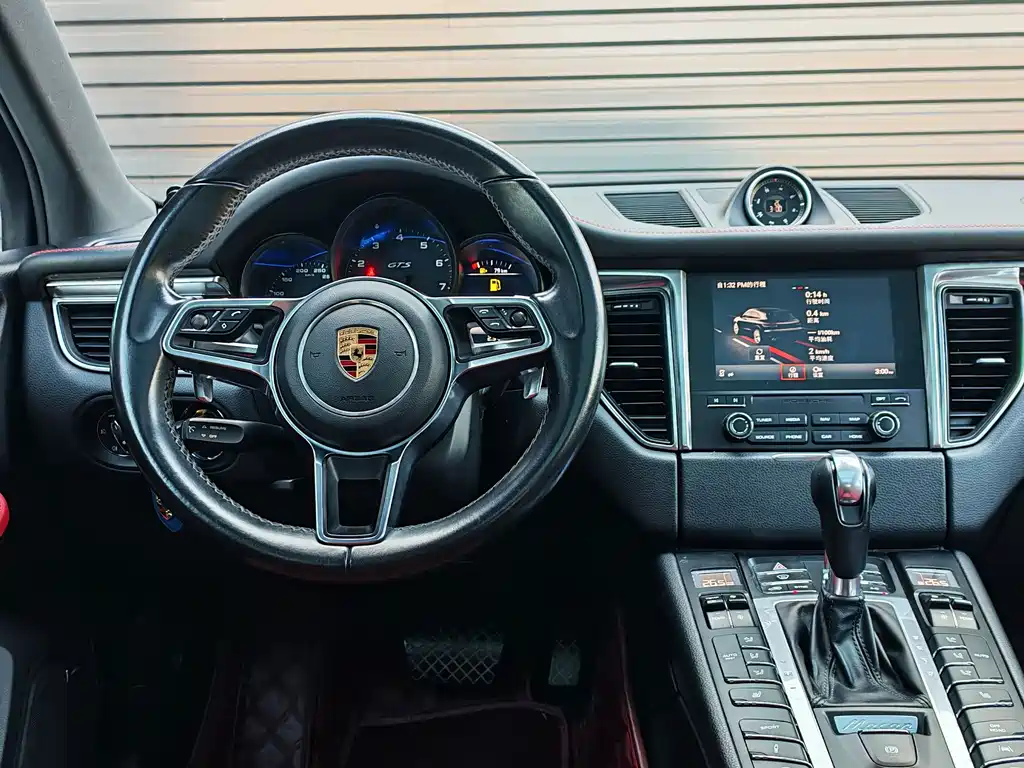 PORSCHE MACAN
