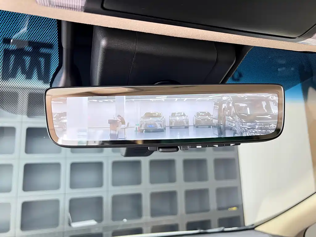 Toyota Alphard — миниатюра 22