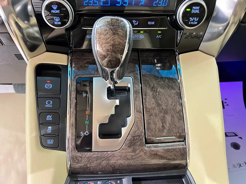 Toyota Alphard — миниатюра 25