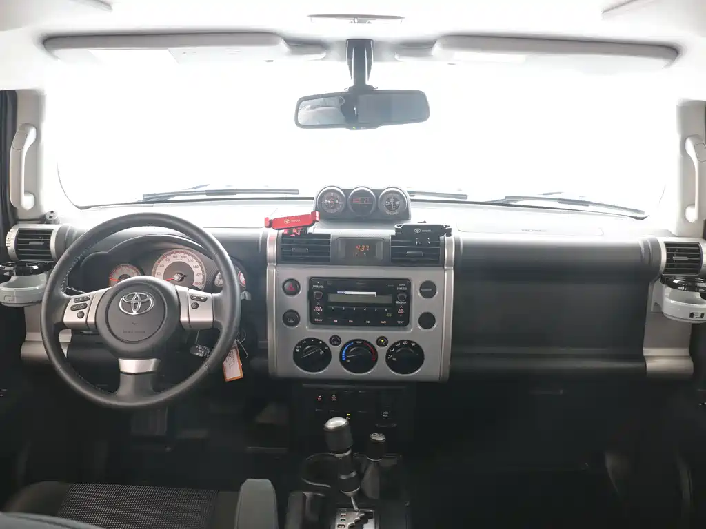 Toyota FJ Cruiser — миниатюра 7
