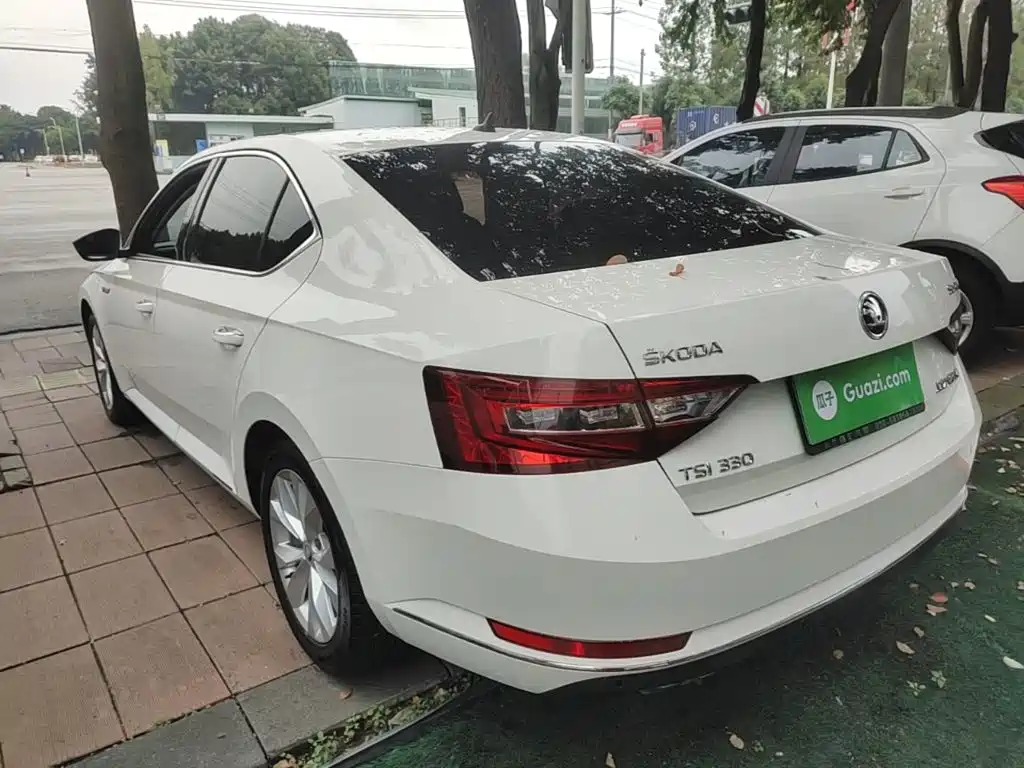 Skoda Superb — миниатюра 5
