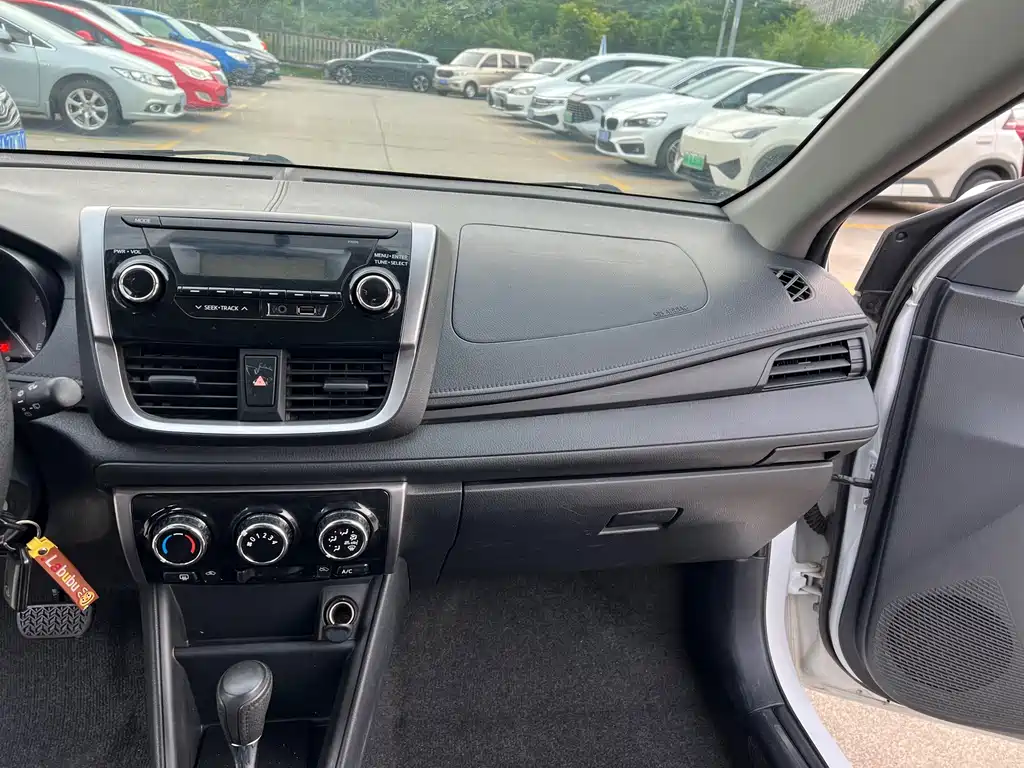 Toyota Yaris L — миниатюра 8