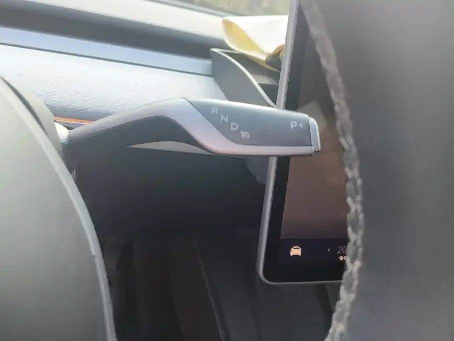 Tesla Model Y — миниатюра 16
