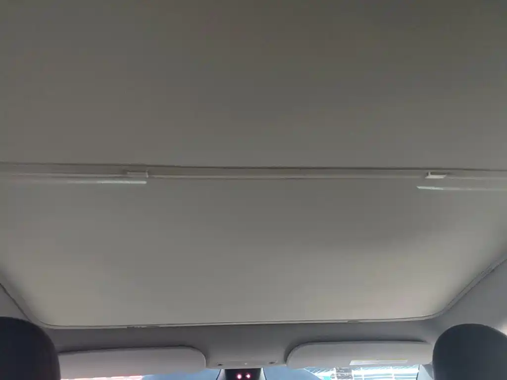 Tesla Model Y — миниатюра 18