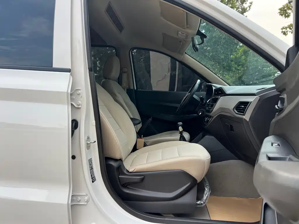 Wuling Hongguang — миниатюра 13