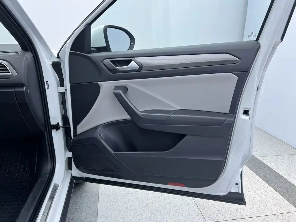 Volkswagen T-Roc — миниатюра 16
